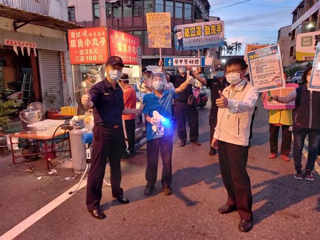 台南市學甲警分局會同市府經發局市場處、學甲區公所等單位，到夜市實施防疫宣導及稽查。（讀者提供／張毓翎台南傳真）