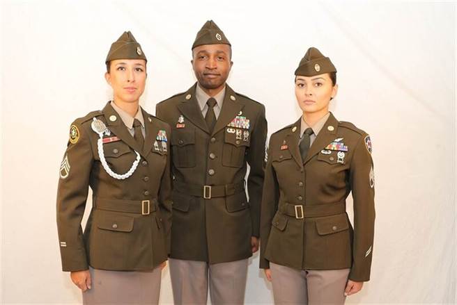 美國陸軍的新制服，是「二戰制服復刻版」。(圖/美國陸軍)