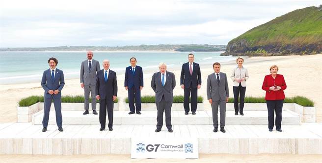 拜登(左三)就任后，努力修补前朝川普政府期间，与欧洲盟友的紧绷关系，但拜登又延续多项川普时代政策，令欧洲国家不太满意。即将卸任的梅克尔(右)，15日将在白宫与拜登会谈。(摘自英国首相府)