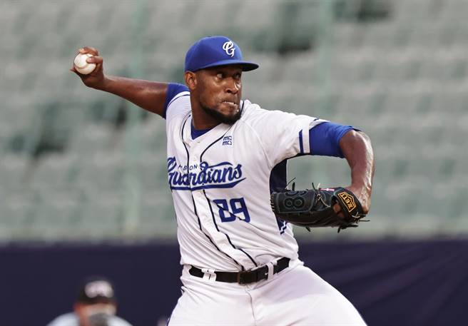 富邦悍将的育成洋将优玛一军初登板控球不稳，对味全龙先发5局失4分吞败。（中职提供）