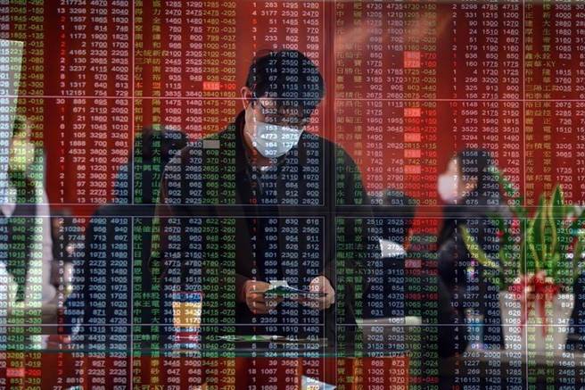 法人指出，货柜三雄跌幅逾3成，已经接近底部了，手中有船票的散户不要砍在阿呆谷。（资料照）