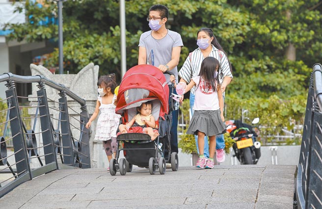 国民党批微解封乱象：可上山不能下海、可打球不准斗牛。图为封闭许久的国家公园、风景区、观光旅游区13日重新开放，有少数民眾出游透气。（陈俊吉摄）