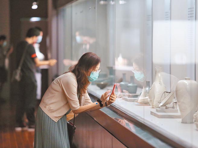 新冠肺炎國內疫情趨緩13日起「微解封」，故宮也開館採預約制，一天兩場次，每次僅限100人入場。廣大的展廳，只有少數民眾參觀。（王英豪攝）