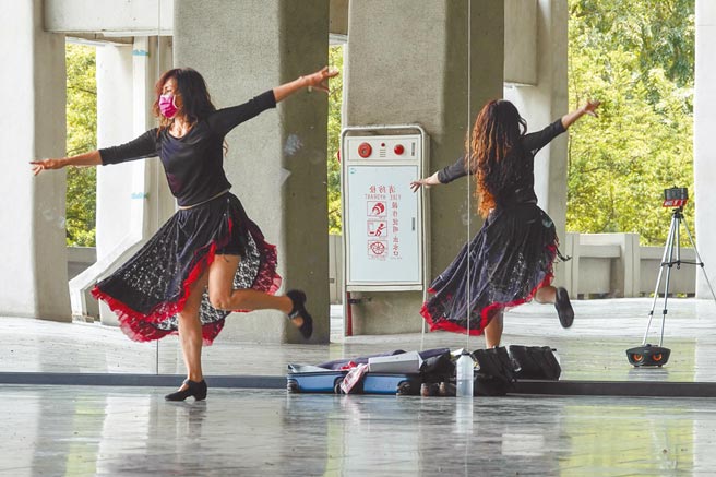 文化部長李永得表示，針對表演場館的新指引，7月26日後有望開放場館。一名舞者13日在高雄文化中心穿堂練習舞蹈。（黃子明攝）