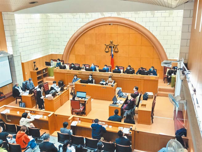 图为士林地院模拟法庭，国民法官与职业法官共同审案。（士院提供）