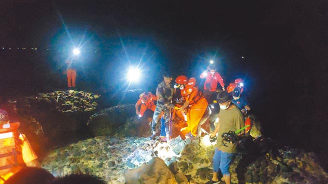 微解封首日，台東縣成功鎮三仙台發生張姓高中生撿螺溺斃意外。（民眾提供／蔡旻妤台東傳真）