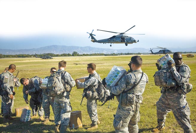 这是2010年1月间海地发生强烈地震造成巨大伤亡后，美军士兵准备搭乘直升机前往海地太子港，为灾民运送救济物资。海地总统遇刺身亡后，美国彼拒绝派兵介入，不过白宫12日表示，正在评估海地请求，不排除派兵的可能性。（新华社资料照片）