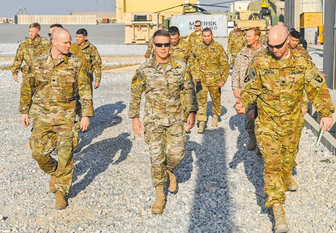 驻阿富汗美军司令、陆军上将米勒（中），12日将指挥权移交给美军中央司令部司令，象徵美军结束长达20年的阿富汗战争任务。（摘自美国陆军官网）