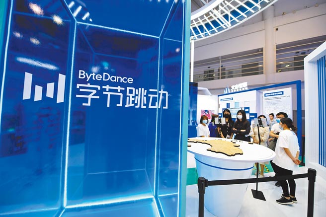 据外媒引述知情人士指出，TikTok母公司字节跳动今年稍早与大陆官方会面，正确保能满足北京的数据安全要求。这也让字节跳动酝酿上市的变化持续被关切。图为2021年4月，字节跳动亮相在福州举办的数字峰会。（中新社）