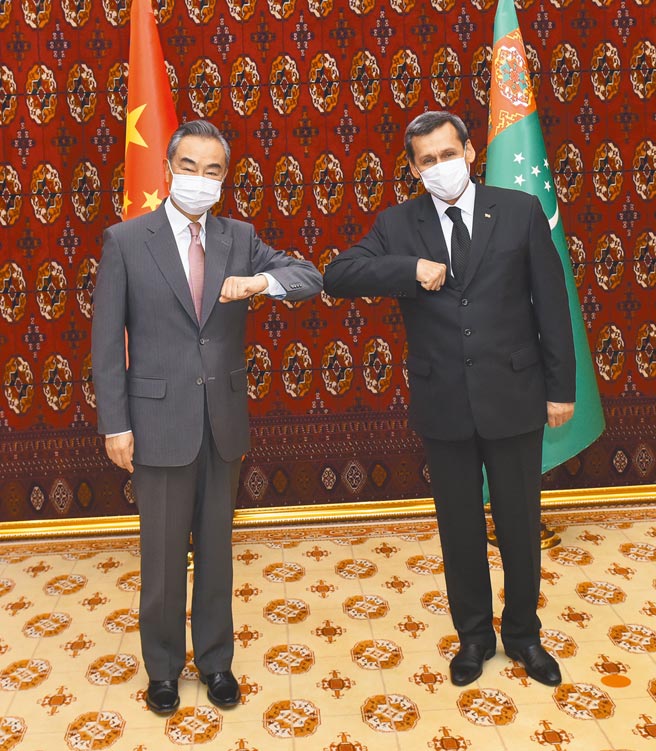 7月12日，對土庫曼斯坦進行正式訪問的中國國務委員兼外長王毅（左）在阿什哈巴德同土副總理兼外長梅列多夫舉行會談。（新華社）