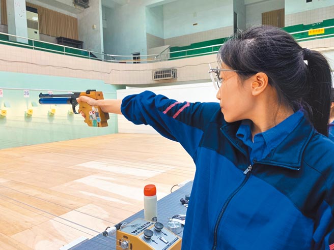 中坜国中体育班锺芷羚是空气枪好手，会考成绩5A8+上武陵高中。（中坜国中提供／吕筱蝉桃园传真）