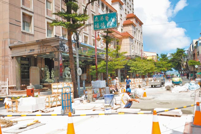 鹿港鎮公所針對天后宮前廣場，經香客大樓、延伸至鹿港早市的主要道路，鋪設全新的花崗岩石磚路面，盼讓景觀美化、視覺更一致，指引遊客前往老街等景點更一目了然。（鹿港公所提供／謝瓊雲彰化傳真）