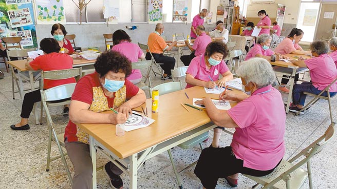 圖為高雄旗山廣福社區關懷據點舉辦長輩塗鴉教學活動。（旗山廣福社區關懷據點提供／林雅惠高雄傳真）