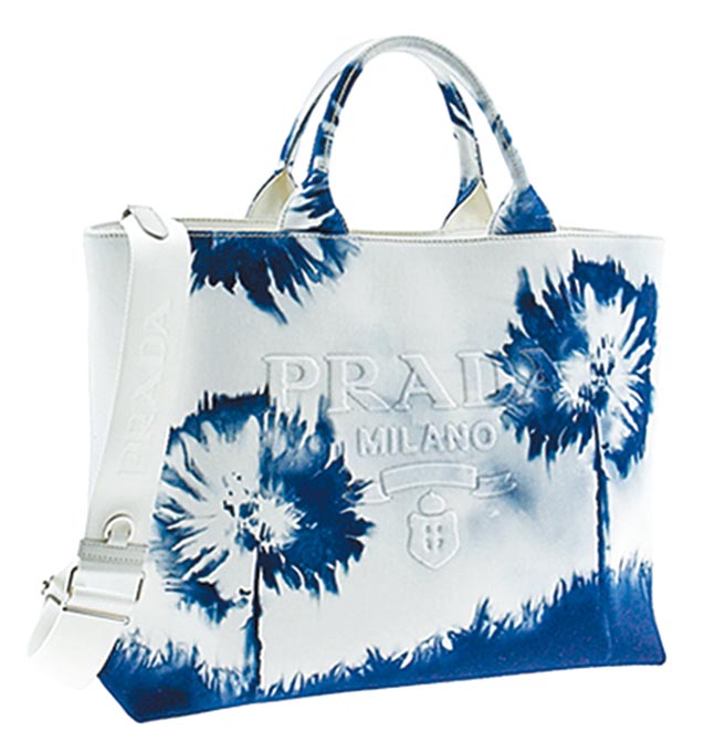 SOGO敦化馆「PRADA渲染印花托特包」，价格电洽（02）8771-9428。（SOGO提供）
