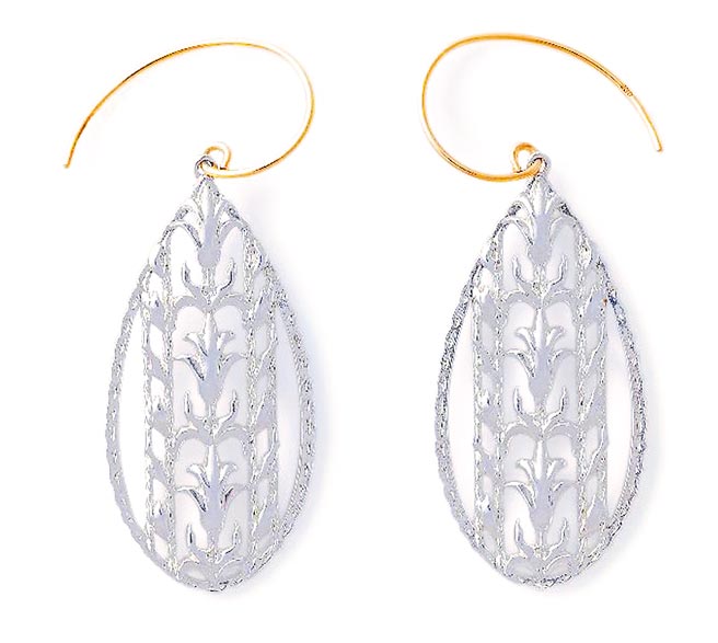 新光三越「agete SV郁金香镂空耳环」，9400元。（新光三越提供）