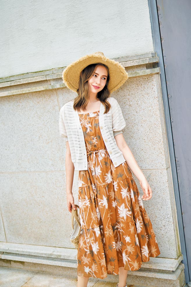 新光三越「JO-AN夏日椰影长洋装」，原价4680元、特价2800元，6折。（新光三越提供）