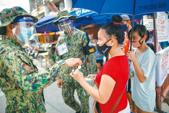 為防堵新冠肺炎疫情擴散，大馬尼拉地區二度封城，讓菲律賓經濟復甦之路更加坎坷難行。（圖／路透）