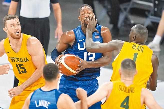 美国男篮热身赛不敌澳洲，中锋阿迪巴约（中）进攻时惨遭打脸。（美联社）
