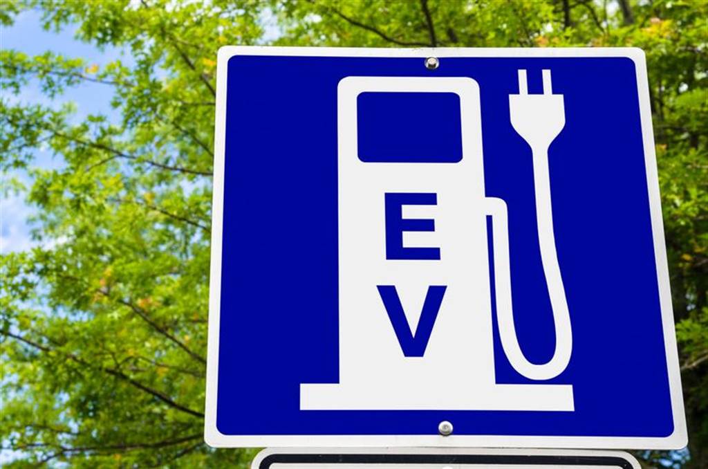 歐盟正式制定更激進的減碳目標，2035 年起 27 個會員國不得再賣燃油車