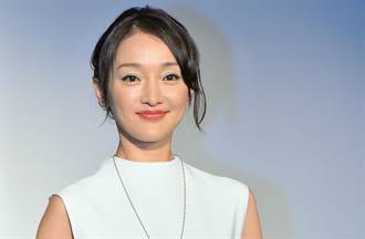 周迅認離婚7個月曝近況 街頭被拍讓朋友摸肚子露燦笑