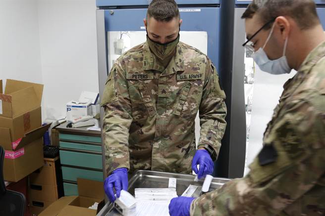 美民主党议员认为须顾及非传统安全领域，拒绝继续增加国防支出。图为美军军医准备为官兵接种新冠疫苗。（图／DVIDS）