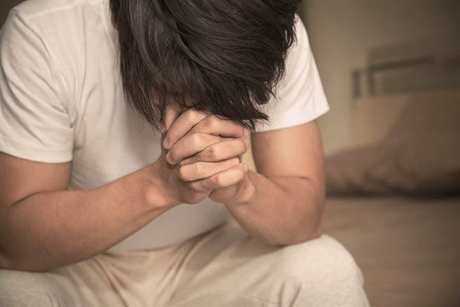 原PO因父母沉迷签赌，从小有着不正常童年，导致成年后只有工作，没有朋友可以交谈。(示意图／shutterstock)