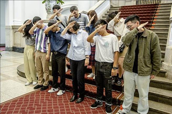 蔡英文2019年接見學生團體，如今照片被挖出，網友嗆「顏色對了穿什麼都可以」。(圖／總統府)