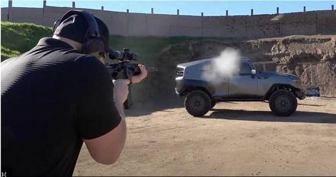 外型粗犷酷炫的雷神坦克，拥有防弹玻璃、防爆轮胎和红外线夜视设备等配备，一段遭长枪扫射的影片让车迷津津乐道。（图／翻摄自雷神坦克官网）