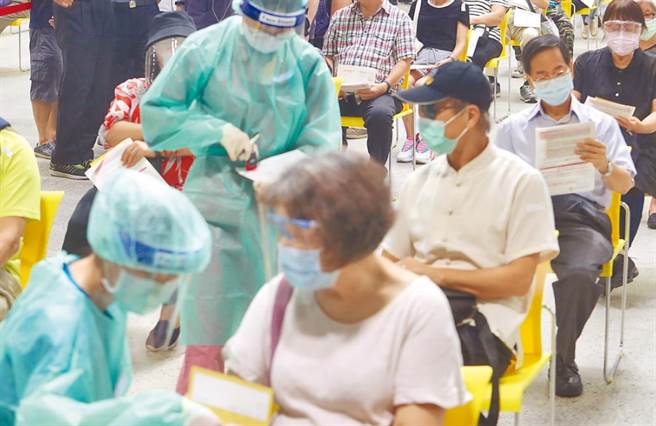 医师认为，长辈「疫苗打右手」的坚持，毫无医学根据。（何宗龙摄）