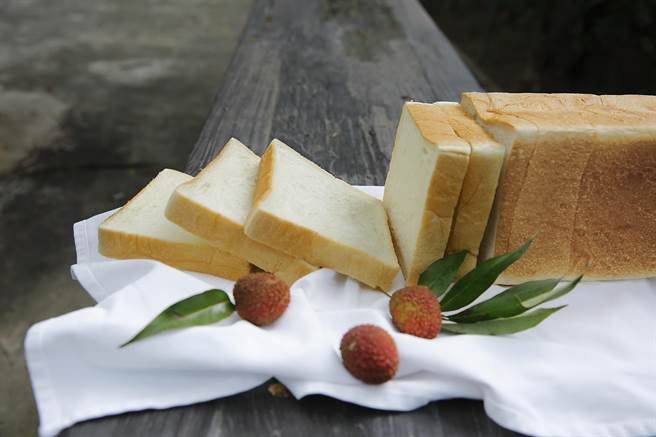 LA ONE eshop 可买到「玉荷包吐司」，单片厚度达3公分，撕下一口，荔枝蜜香气扑鼻而来。（图／LA ONE eshop ）