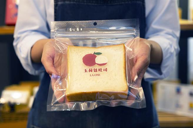 「玉荷包吐司」食用前取出于室温解冻并回烤，烘烤时将铝箔纸覆于吐司上，可避免受热不均外焦内冷。（图／LA ONE eshop）