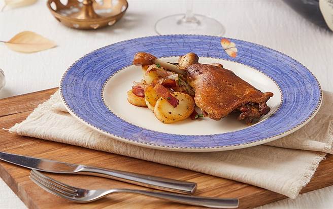 LA ONE「法式油封樱桃鸭腿」採用振声的樱桃鸭种，以粗盐与月桂叶、茵陈蒿、黑胡椒等香料腌渍，浸泡在鸭油中低温慢煮。（图／LA ONE eshop）