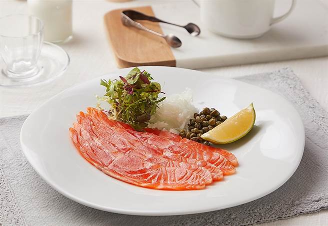 LA ONE「核桃木烟熏鲑鱼」师承诺曼第名厨Alain Mauconduit作法，使用果木以约摄氏5度低温熏制7小时，使鲑鱼保有如生鱼片般的细腻口感。（图／LA ONE eshop）