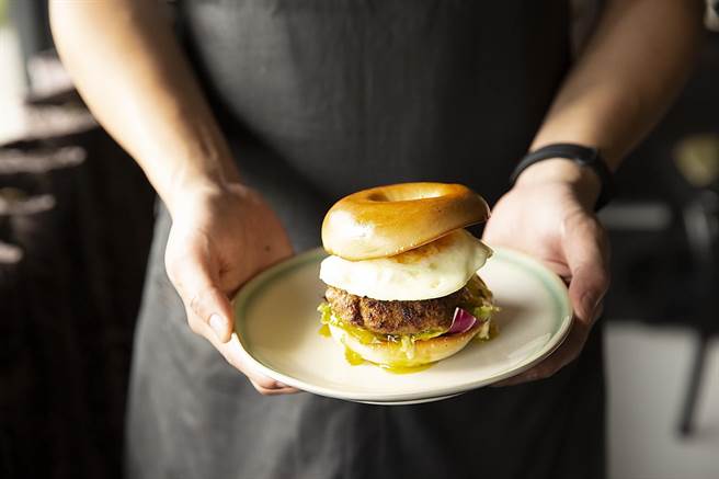 LA ONE「汉堡排」只要轻松加热，即可鲜美即食，一口咬下，肉汁Juicy。（图／LA ONE eshop）  
