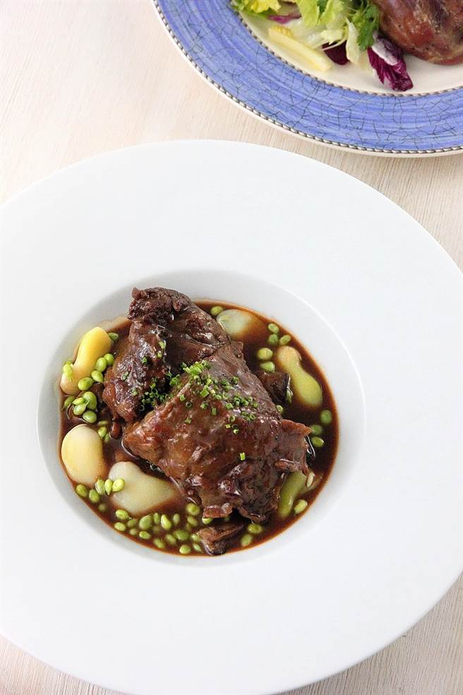 「波特酒炖牛颊」选用顶级牛颊肉，费心以波特酒长时间熬煮入味，因火候准确拿捏，入口不柴不涩。（图／LA ONE eshop）