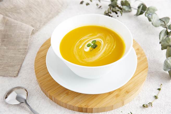 LA ONE「奶油南瓜汤」採用小农友善耕作的南瓜，与奶油一同烤熟，逼出甜香；再加入洋葱、蒜苗、鸡高汤熬煮。（图／LA ONE eshop）