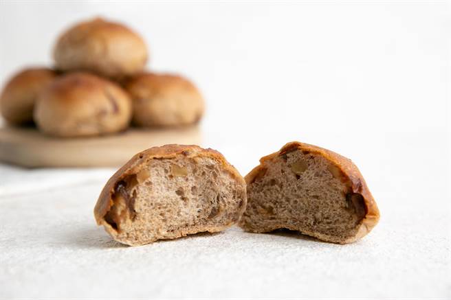 LA ONE「小桂圆麵包」龙眼乾香香甜甜，也吃得到核桃脆脆的口感，麵包体扎实又充满麦香。（图／LA ONE eshop）