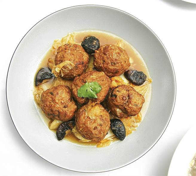 LA ONE「大白菜红烧狮子头」是简天才私房菜，将绞肉肥瘦比适当，肉丸鲜嫩，白菜清甜，汤汁鲜美。（图／LA ONE eshop）