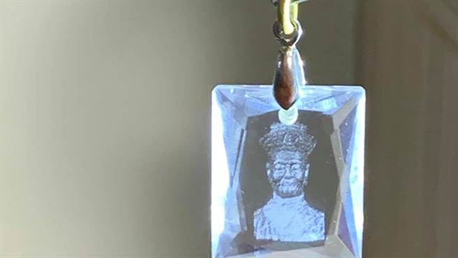 一名男子带老婆至汽车旅馆开房间，才进门就感受到房内有股诡异气压，没想到返家后却发现护身项炼竟然断成2截。（图／翻摄自灵异公社）