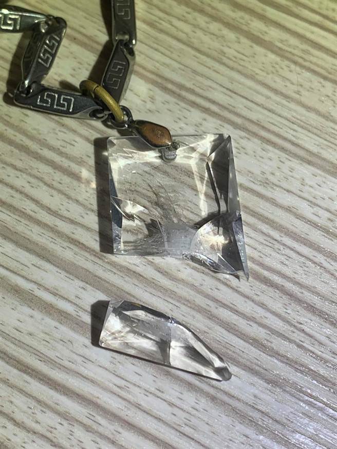 随身护身项炼断成两截，令他起鸡皮疙瘩。（图／翻摄自灵异公社）