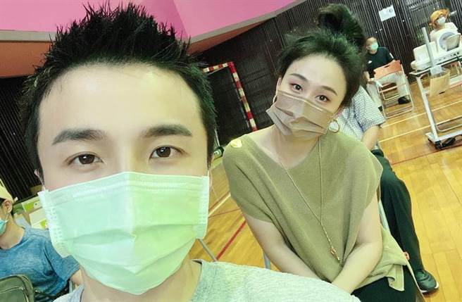 阿緯和老婆已經施打完第二劑疫苗。（圖／阿緯 劉峻緯臉書）