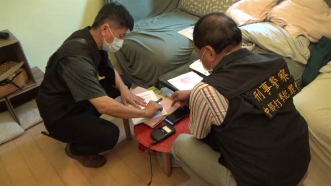 經專案小組蒐證齊備，向台中地方法院聲請搜索票，於7月上旬，前往該公司執行搜索。(警方提供)