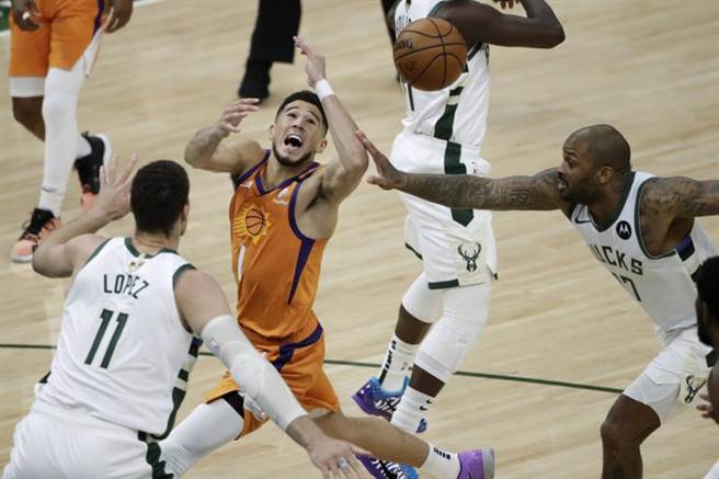 湖人球星杜德利呼吁，NBA联盟应该引进FIBA规则来防堵漏洞，进而让比赛更加流畅好看。(美联社)