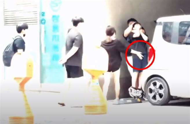 南韩3男2女国三学生集体霸凌国一学弟，一名学生妹甚至伸手突袭抓鸟，痛得学弟倒地不起。 （图／翻摄自YouTube/special list）