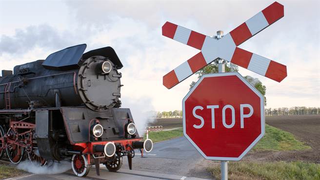 日本一名女子過平交道時一邊滑手機，聽到列車警示聲竟停在鐵軌上，結果就被迎面而來的列車給撞上。圖片為示意圖（圖／shutterstock）