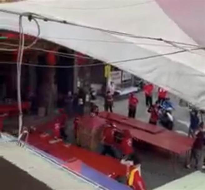 疫情3級警戒未降級，禁止宗教進香、遶境等相關活動，但苗栗縣14日有兩家廟宇傳出有進香活動，縣府說要開罰。（摘自臉書／陳育賢苗栗傳真）