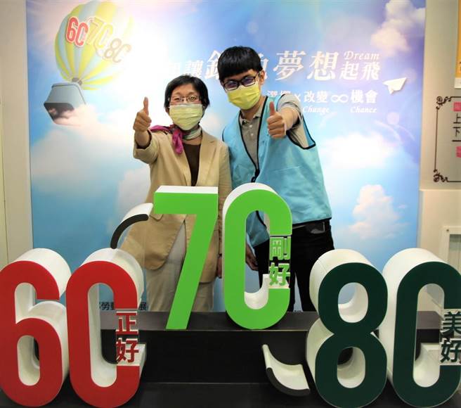 黄玲惠能够继续在职场上发挥自我价值，笑称「疫情期间还有工作维持经济，觉得感恩、开心！」（劳动部高屏澎东分署南区银髮人才资源中心提供／林宏聪高雄传真）