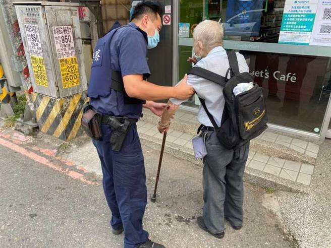 9旬老翁外出散步体力不支，警靠疫苗接种纪录卡助返家。（大园分局提供／姜霏桃园传真）