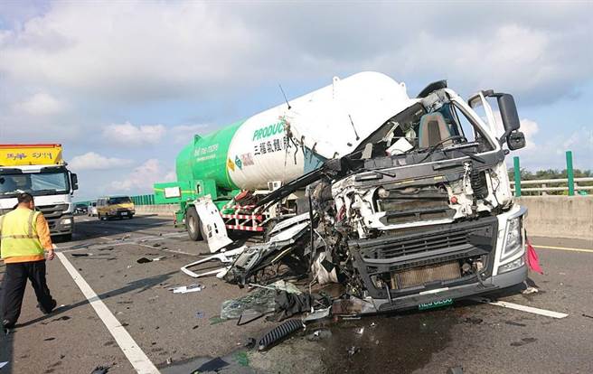 台61線西濱快速道路車禍，聯結車撞到左側車頭全凹。（記者爆料網）