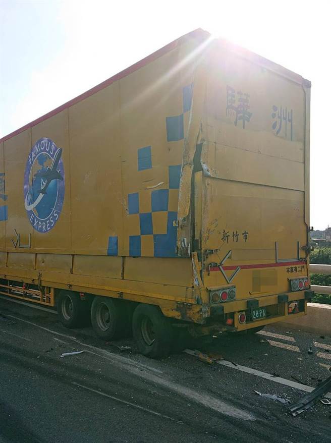 台61線西濱快速道路車禍，物流車遭追尾。（記者爆料網）